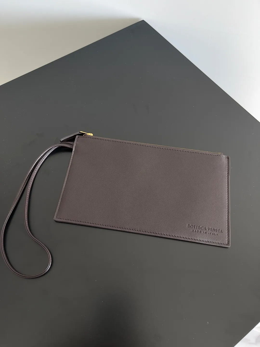 Batch 2660 Bottega Veneta 2025 new product PINACOTECA bag, iconic weaving process, skillfully crafted with 10mm Intrecciato process and equipped with suede lining. Four small strips of leather add character to the design and make the bag more stable. Relaxed yet sophisticated, casual yet refined, suede lining and double-sided design, suitable for shoulder and hand carry. The four straps can be adjusted into different shapes. One pack can be switched between two uses, easily integrating into your daily rhythm. Style number: 817166 Size: 43*23*17.5cm